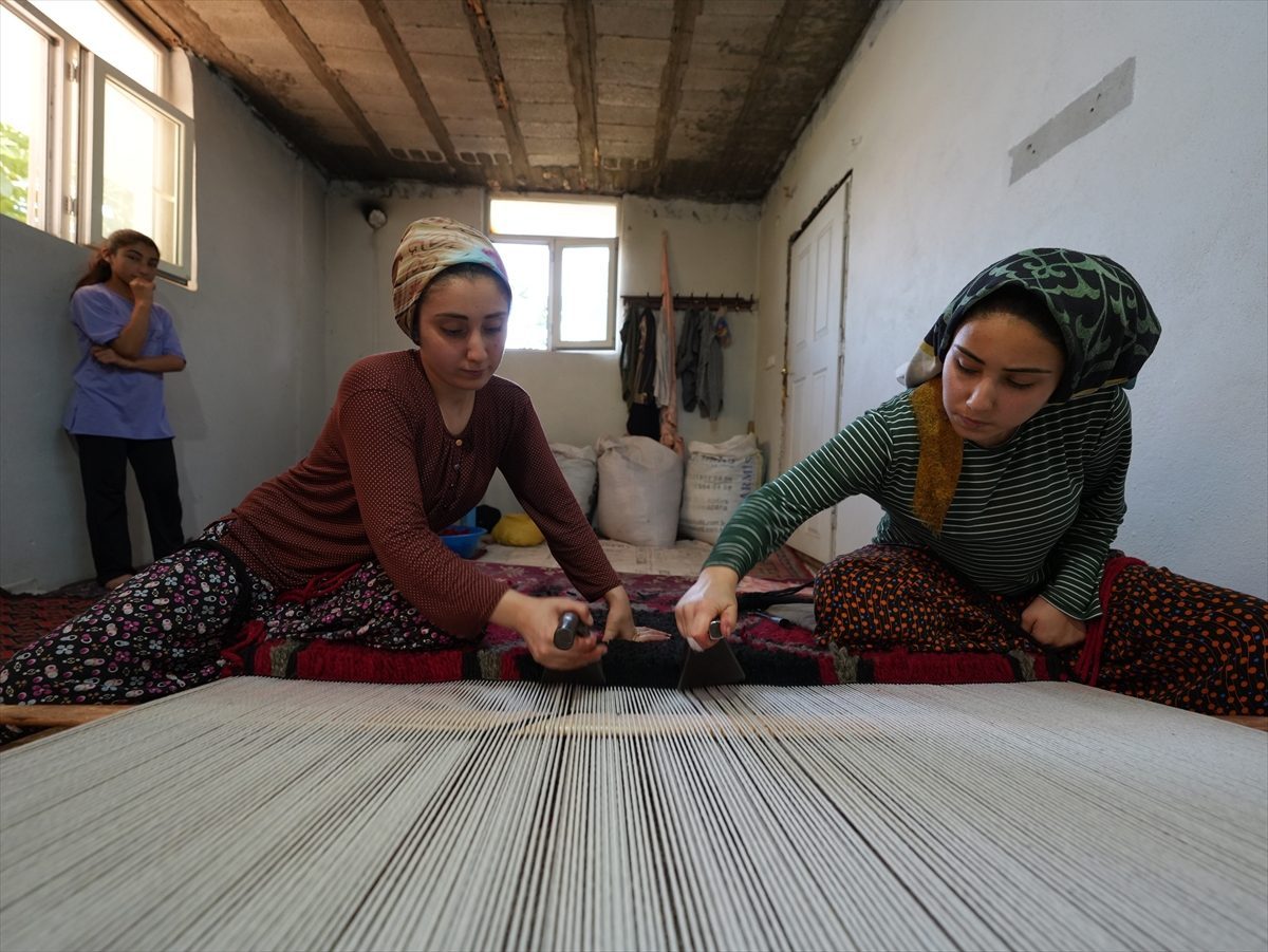 Evlerde dokunan halılar köyün ekonomisine can veriyor