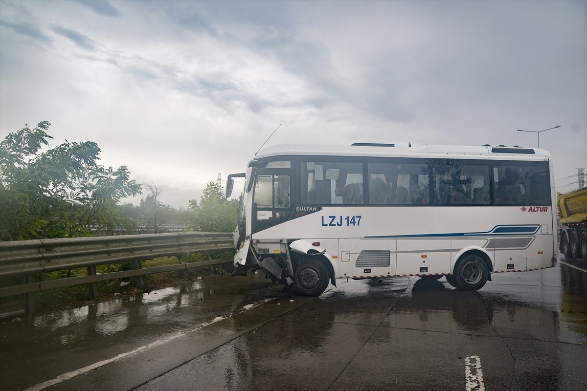 Eyüpsultan’da bariyerlere çarpan midibüsteki 3 kişi yaralandı