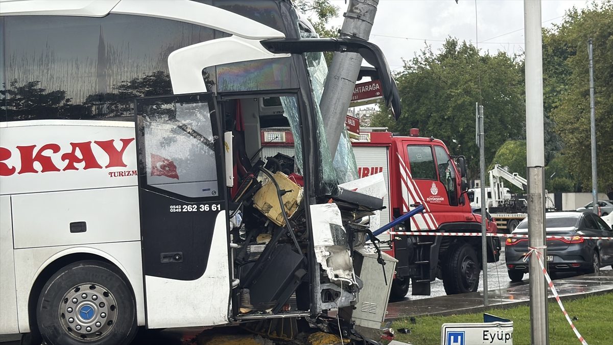 GÜNCELLEME – Eyüpsultan’da yolcu otobüsü ile otomobil çarpıştı, 30 kişi yaralandı