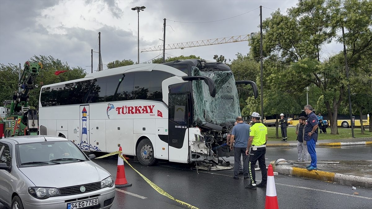 Eyüpsultan’da yolcu otobüsü ile otomobil çarpıştı