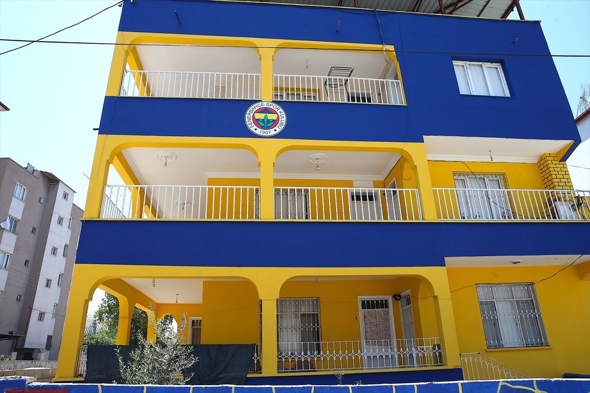 Fenerbahçeli aile, sarı-lacivert sevgisini apartmanlarına yansıttı