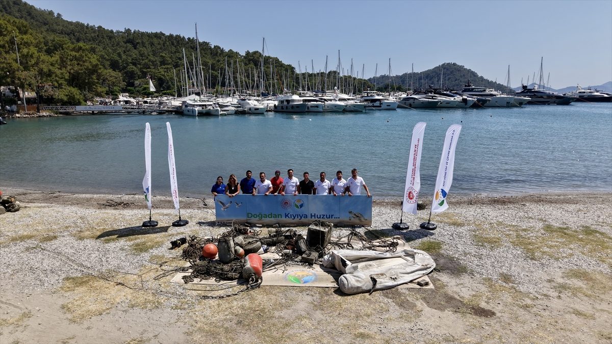 Fethiye’deki Göcek Halk Plajı’nda deniz dibi temizliği yapıldı