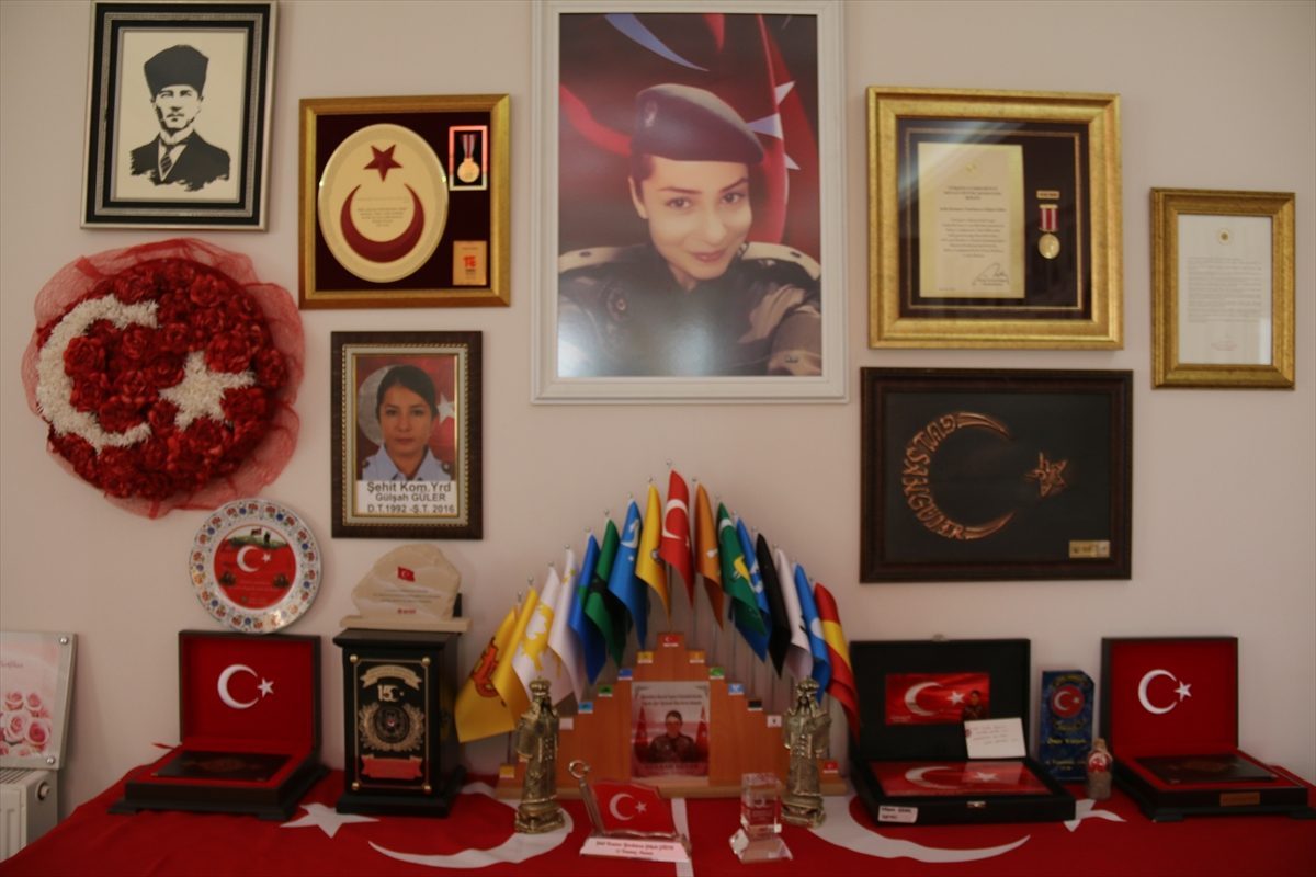 FETÖ’NÜN 15 TEMMUZ DARBE GİRİŞİMİNİN 10. YILI – 15 Temmuz şehidi Gülşah Güler’in ailesi evlerini kızlarının hatıralarıyla donattı