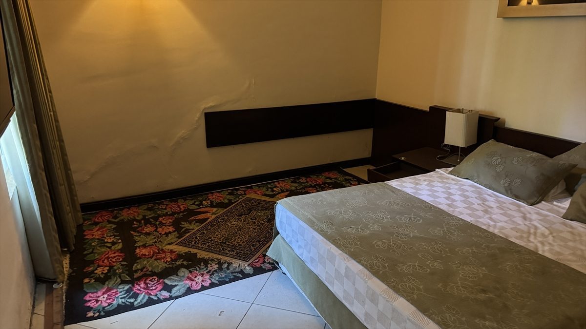 FETÖ’NÜN 15 TEMMUZ DARBE GİRİŞİMİNİN 10. YILI – Marmaris’te darbecilerin saldırdığı otel odasındaki izler 10 yıldır muhafaza ediliyor
