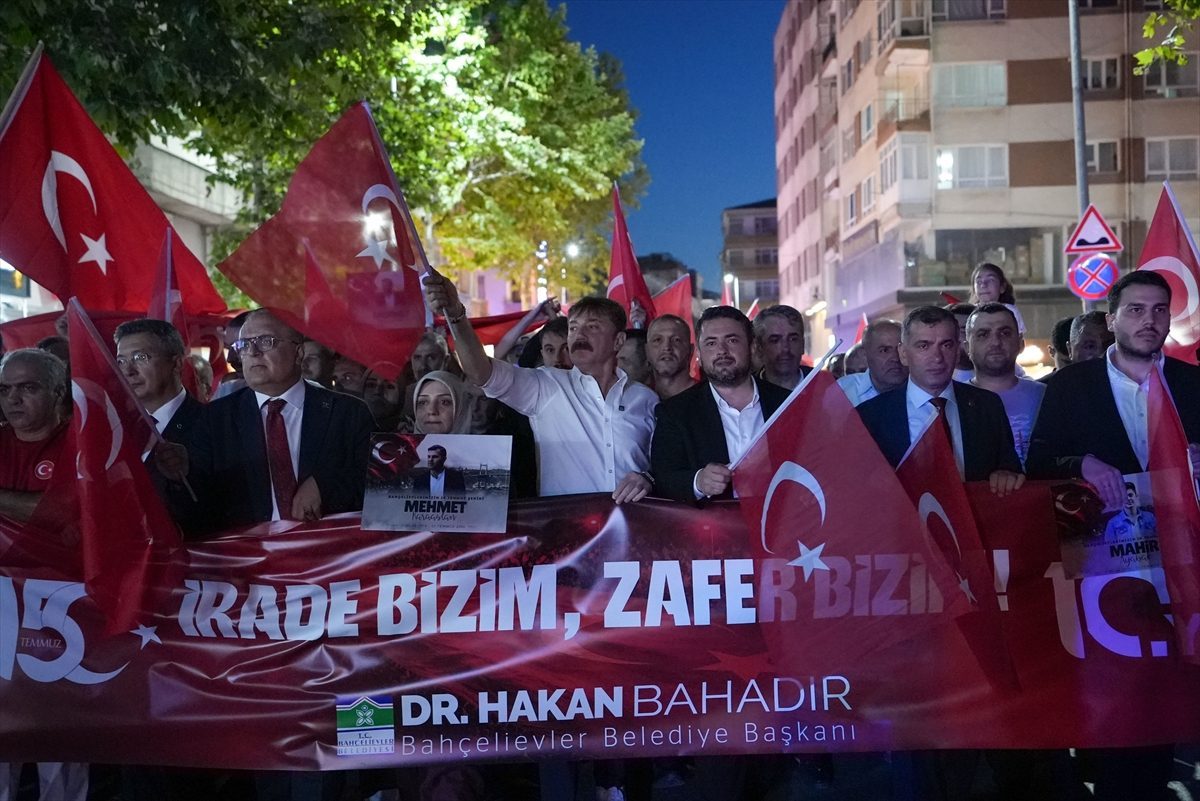İstanbul’da 15 Temmuz’un 10. yılında bayrak yürüyüşü yapıldı