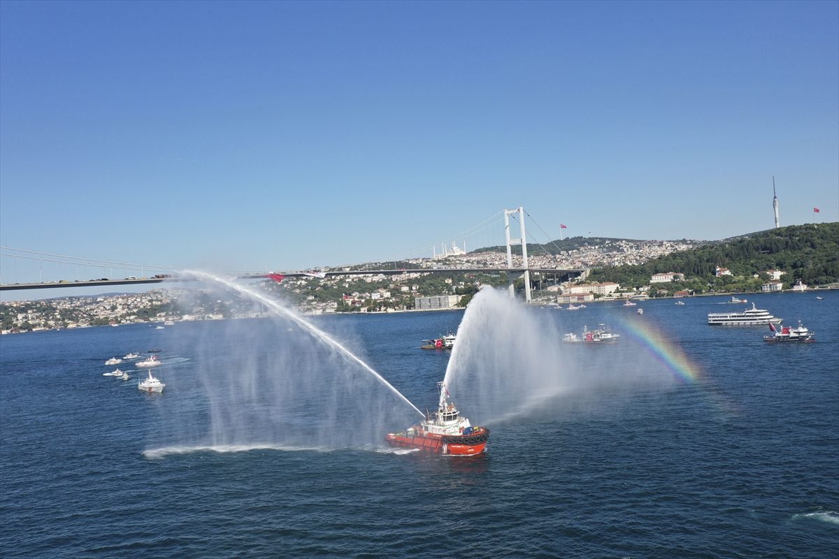 İstanbul Boğazı’nda 15 Temmuz şehitleri anısına 253 gemilik deniz korteji