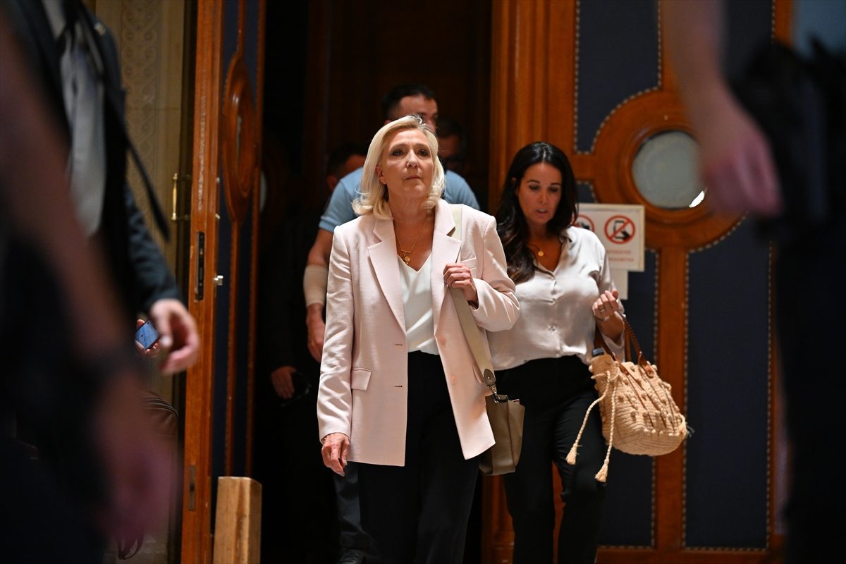 Fransa’da yolsuzluktan suçlu bulunan Le Pen’e 15 ay siyasetten men yasağı verildi