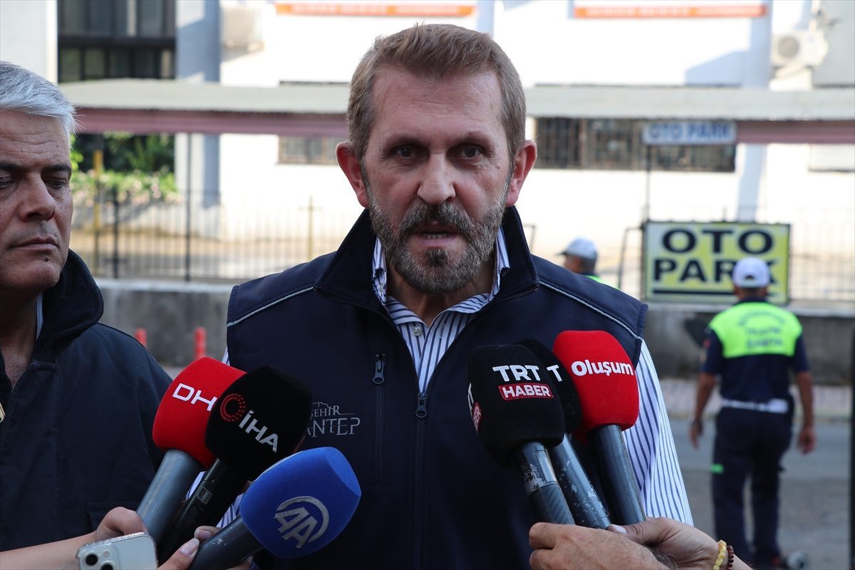GÜNCELLEME – Gaziantep’te 5 katlı iş merkezinde çıkan yangına müdahale ediliyor