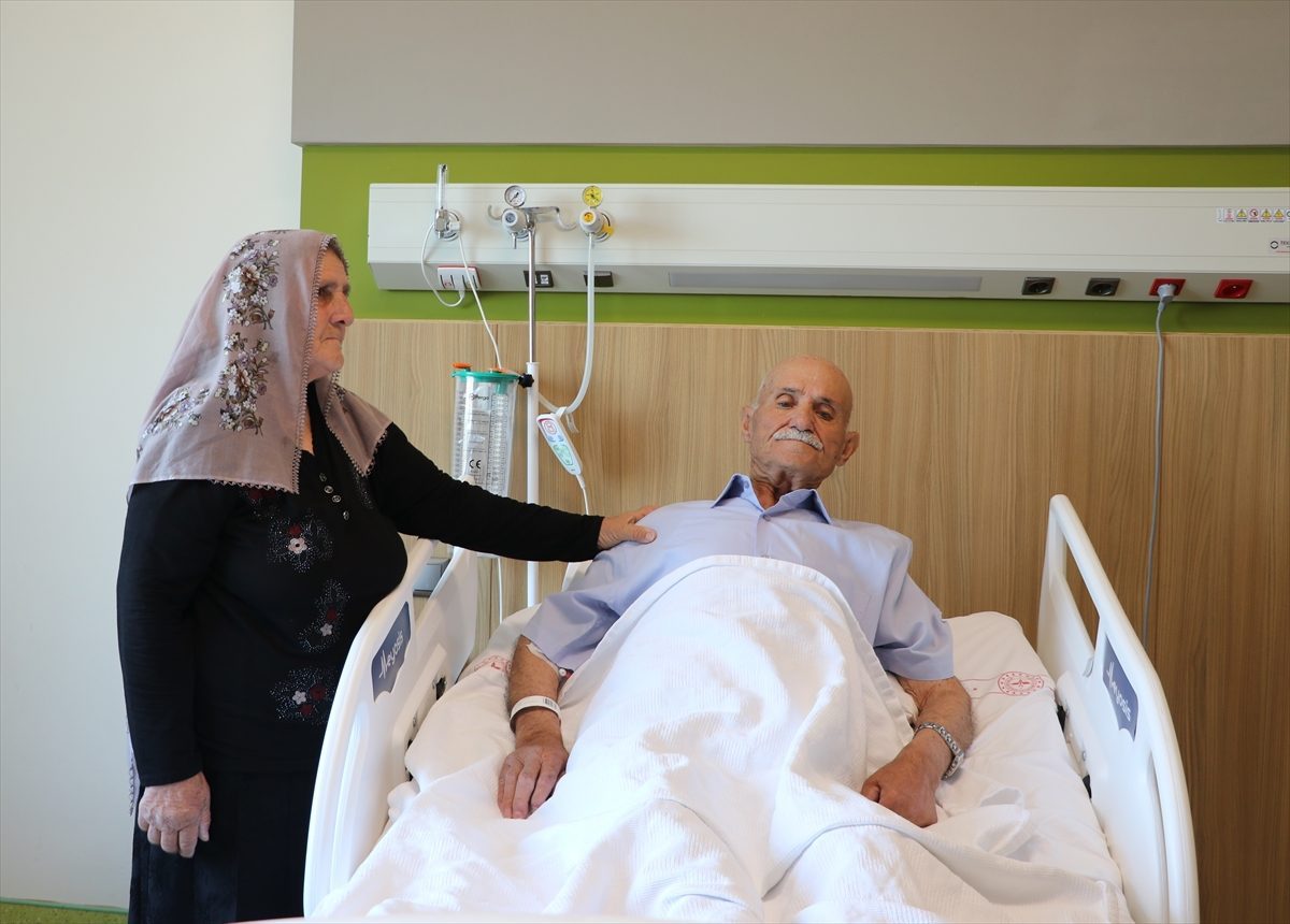 Gaziantep’te 77 yaşındaki hastanın karaciğerinden 13 santimetre uzunluğunda tümör çıkarıldı