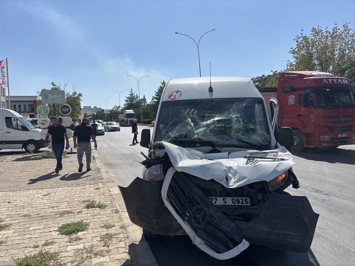 Gaziantep’te damperli tırla çarpışan işçi servisindeki 11 kişi yaralandı