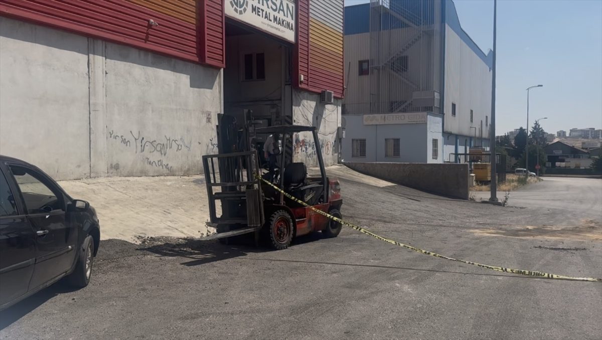 Gaziantep’te devrilen iş makinesinin altında kalan kişi öldü