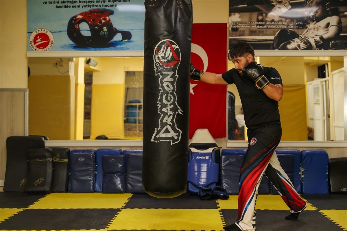 Geçimini taksicilikle sağlayan genç, savate dünya şampiyonası için ringde de ter döküyor
