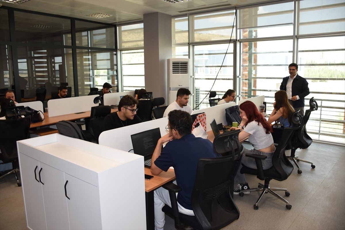 Geleceğin yazılımcıları mesleğe teknoparkta hazırlanıyor