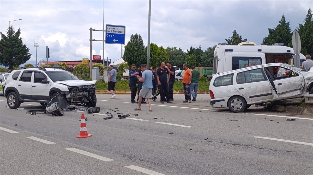 Giresun’da iki otomobilin çarpıştığı kazada 5 kişi yaralandı
