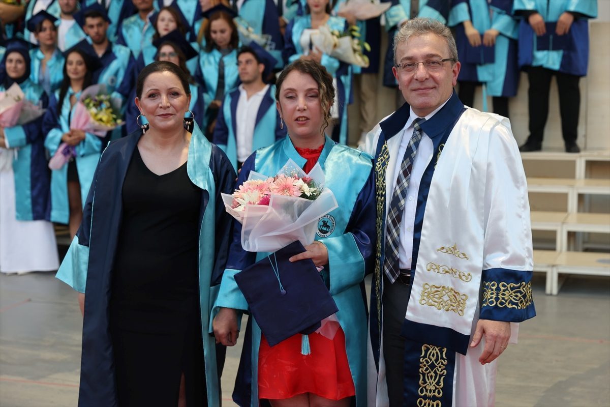 Görme engelli Kardelen “annesinin gözleriyle” üniversiteden mezun oldu