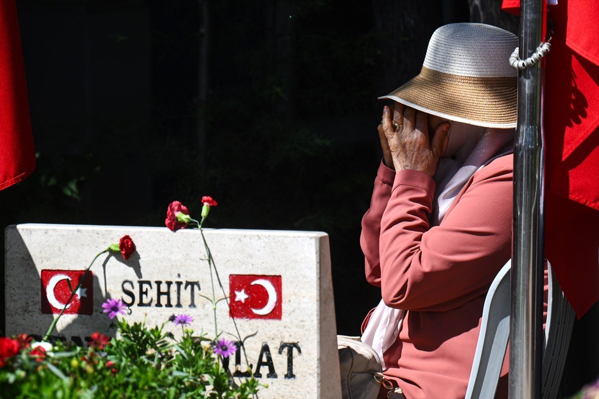 HAK-İŞ, 15 Temmuz şehitlerini kabirleri başında andı