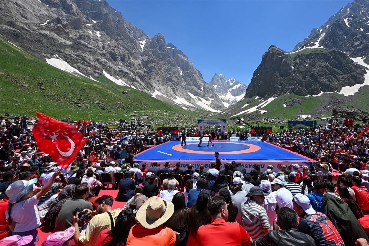 Hakkari’de açık havada ilk kez mindere çıkan milli sporcular, farklı bir deneyim yaşadı