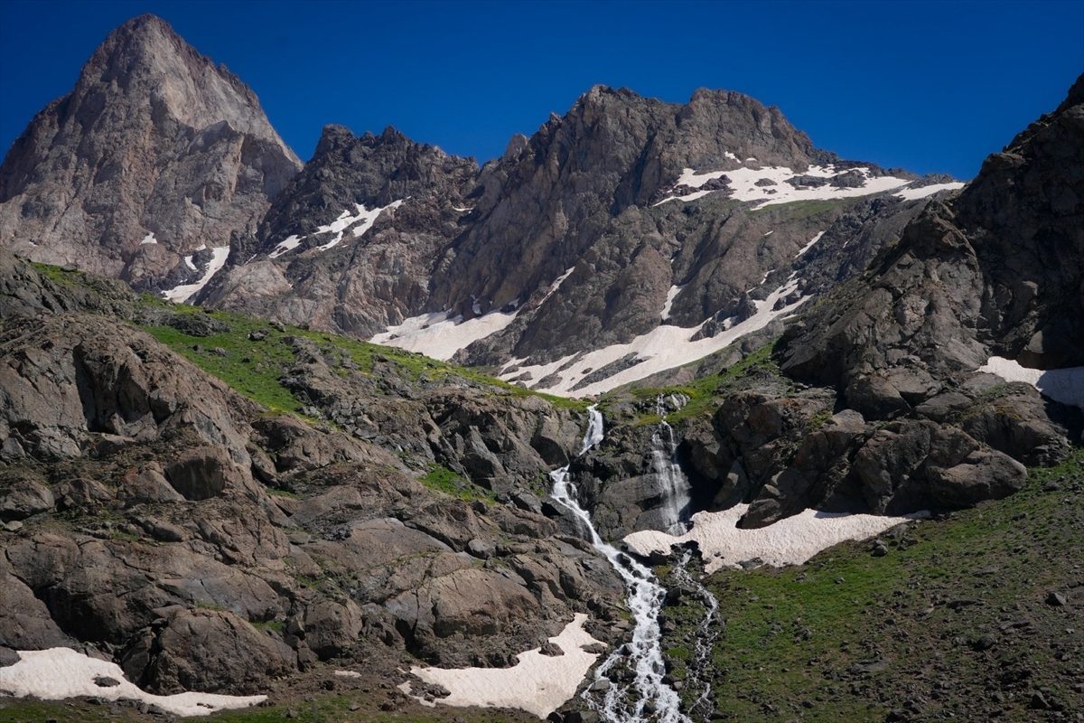 GÜNCELLEME – Hakkari’de haber alınamayan dağcı için arama çalışması sürüyor