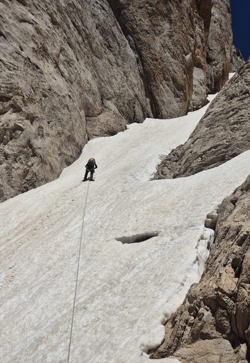 Hakkari’de kayıp dağcıyı arama çalışmaları sürüyor