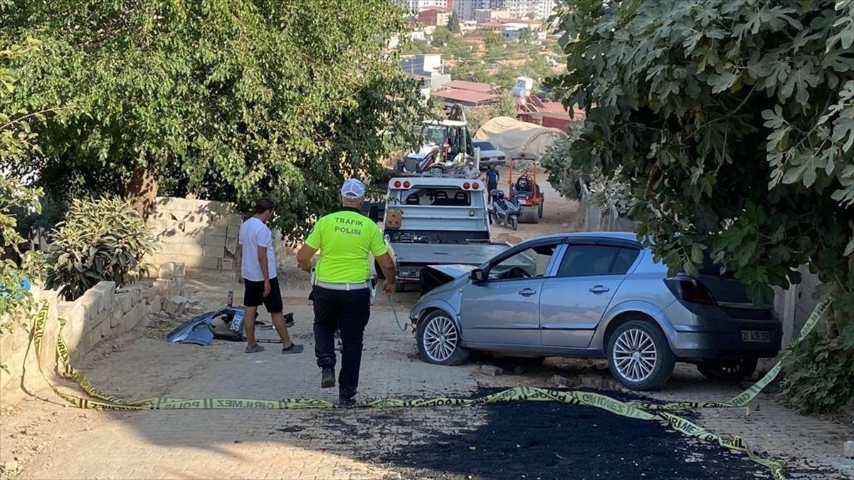 Hatay’da iş makinesine çarpan otomobilin sürücüsü hayatını kaybetti