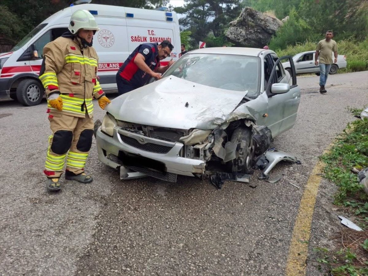 Hatay’da pikap ile otomobilin çarpıştığı kazada 7 kişi yaralandı