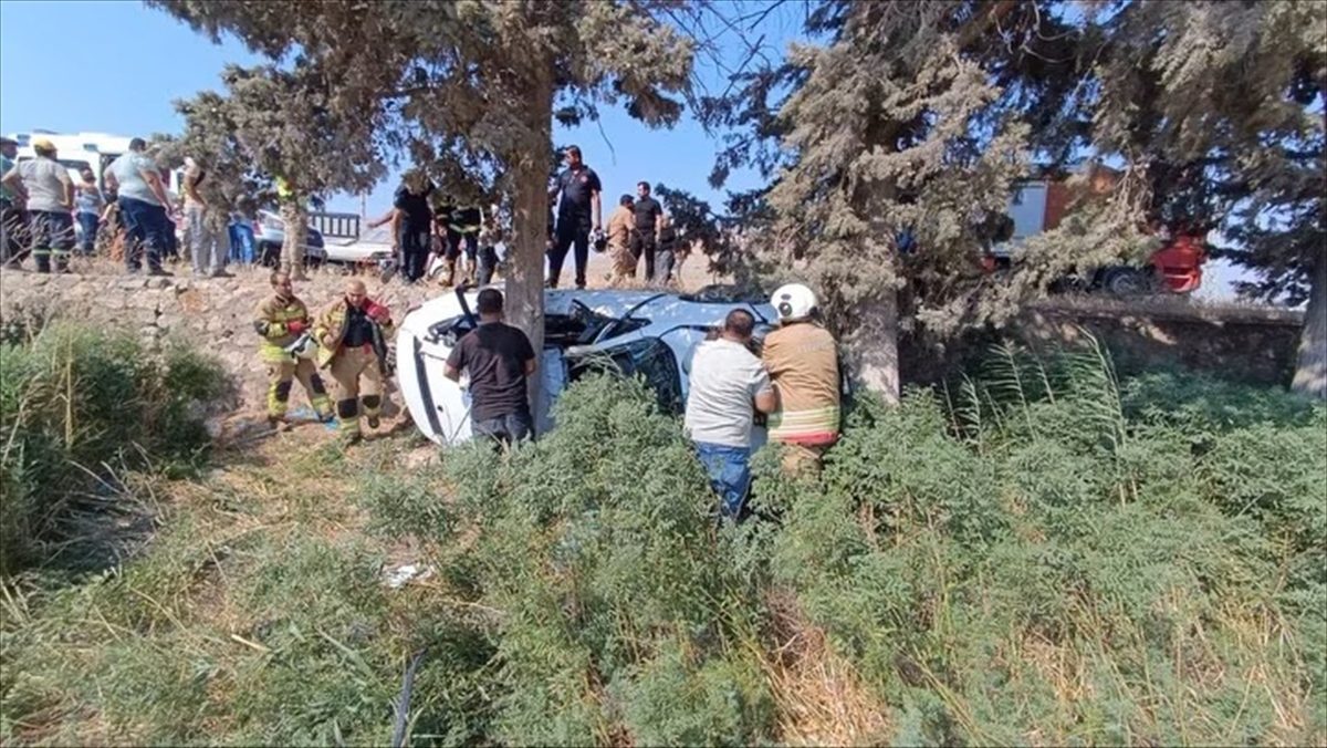Hatay’da şarampole devrilerek ağaca çarpan otomobildeki 7 kişi yaralandı