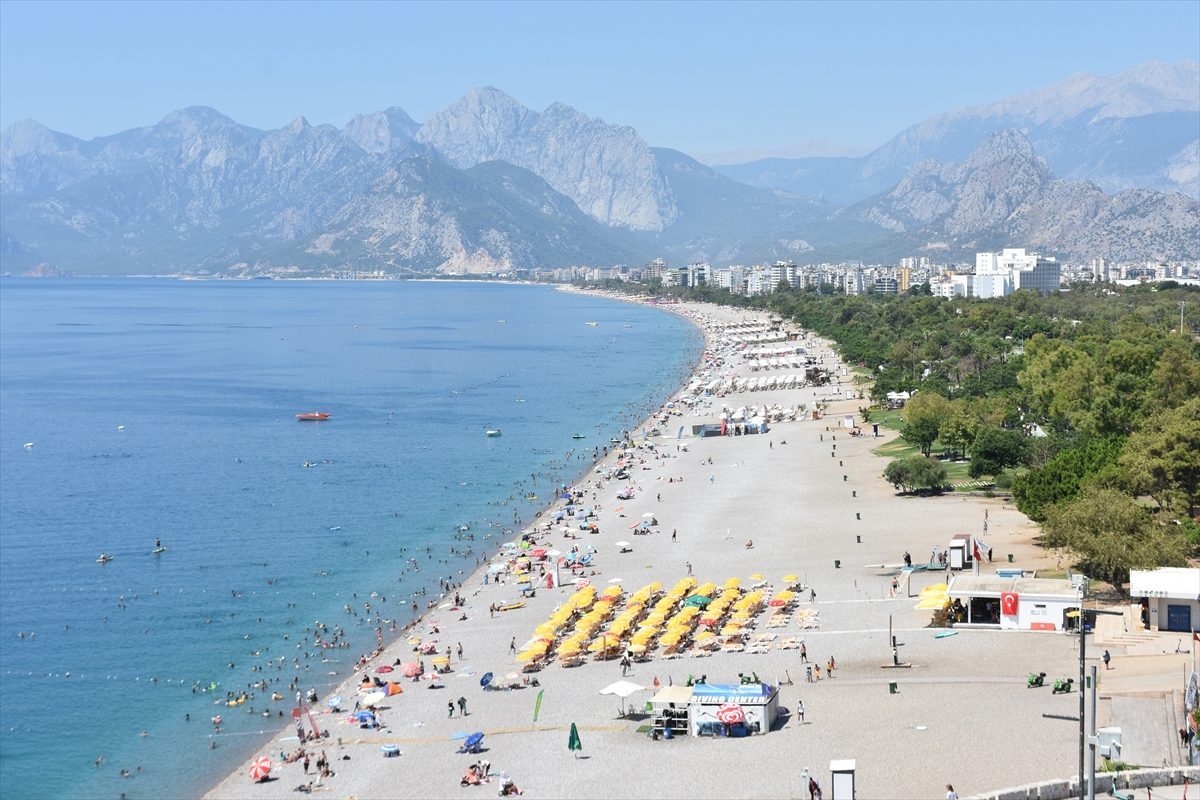 Hava sıcaklığının 38 dereceye ulaştığı Antalya’nın sahillerinde yoğunluk yaşandı