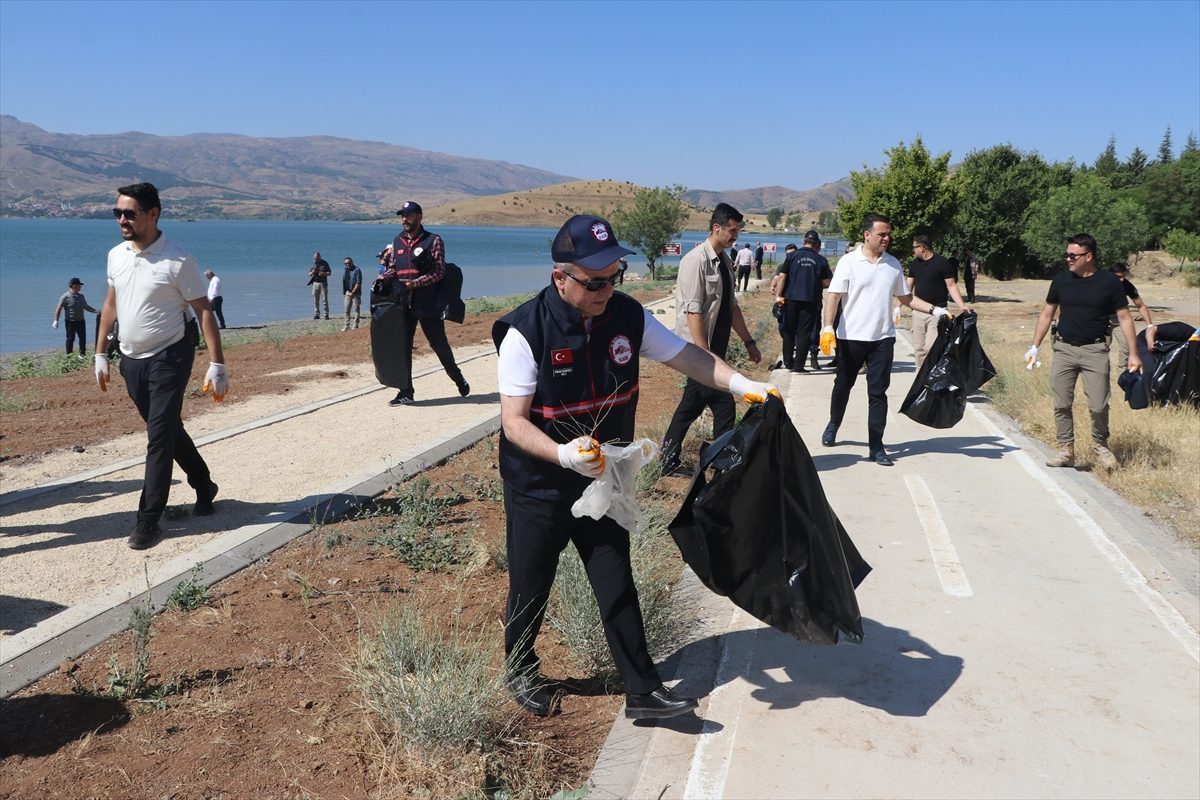 Hazar Gölü çevresinde temizlik çalışması yapıldı