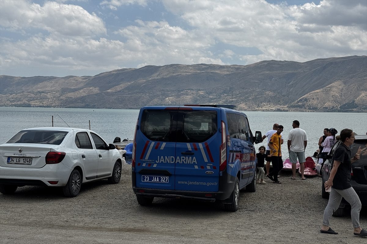 Hazar Gölü’nde su alan kayıktaki 8 kişi tahliye edildi
