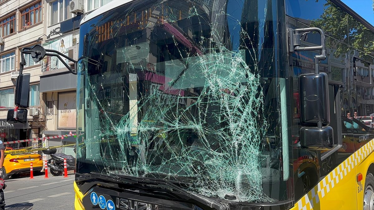 İETT otobüsü ile ambulansın çarpışması sonucu 5 kişi yaralandı