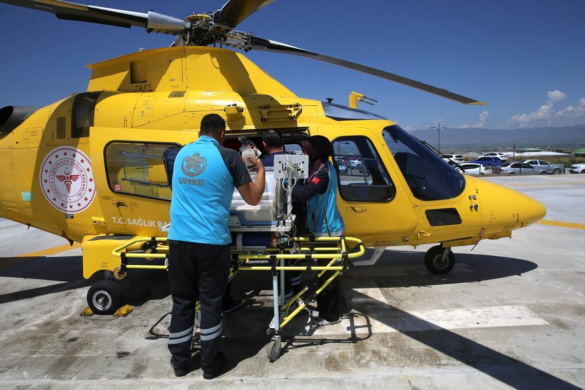 Iğdır’da düşüp beyin kanaması geçiren bebek ambulans helikopterle Erzurum’a getirildi