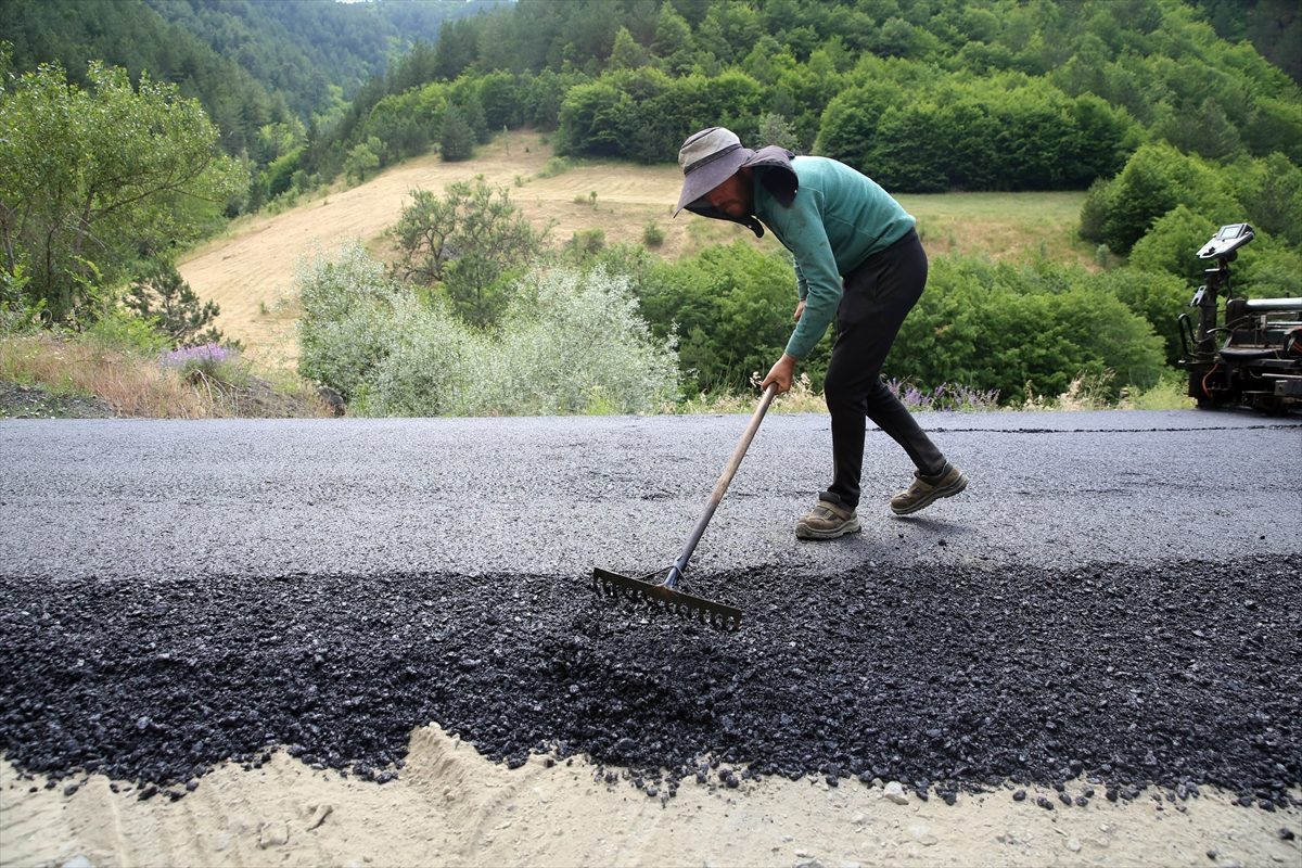 Ilgaz ve Küre dağlarının sarp yolları Özel İdare ekiplerince asfaltla buluşturuluyor