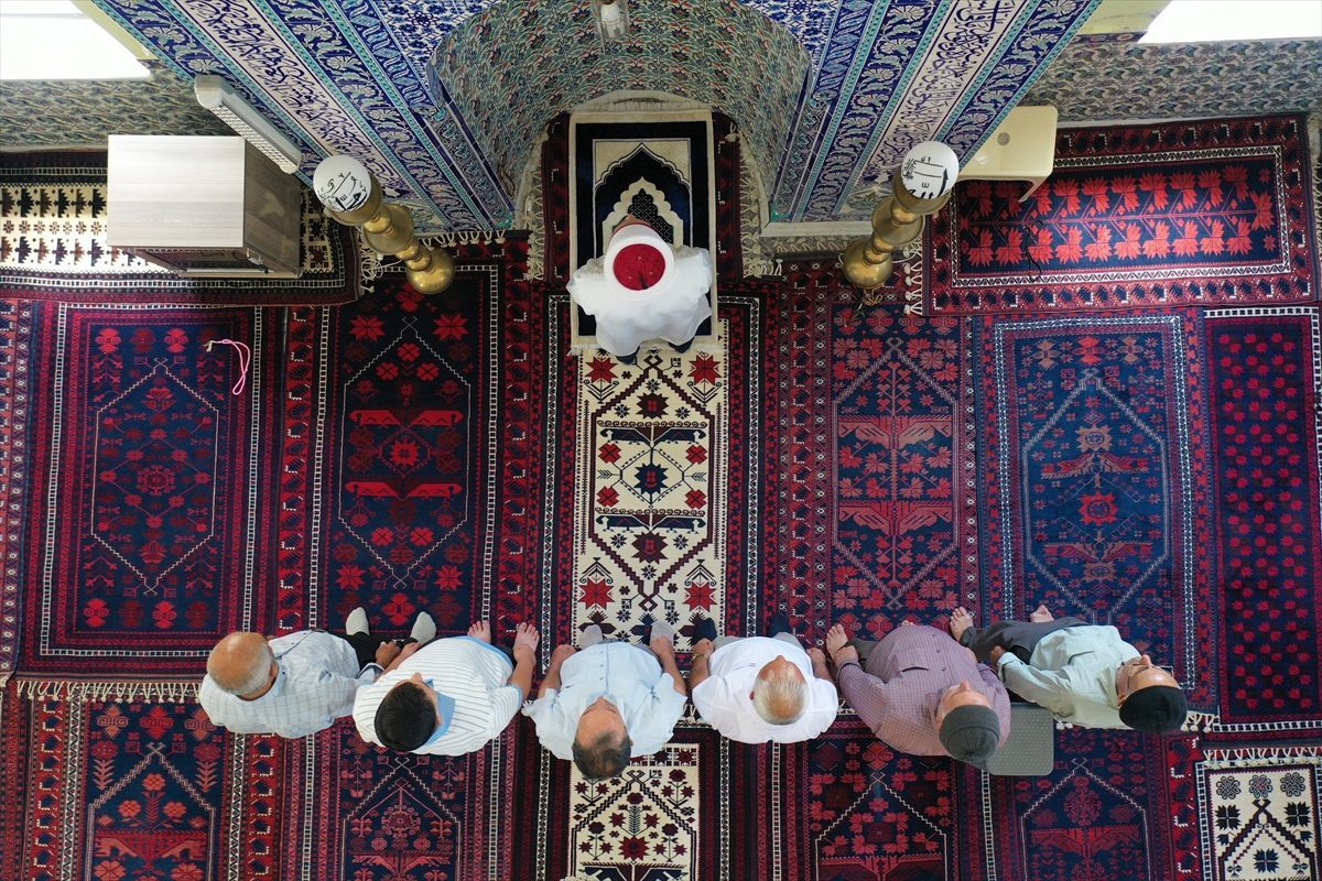 İlmek ilmek dokunan Yağcıbedir halıları kişinin vefatının ardından camiye seriliyor