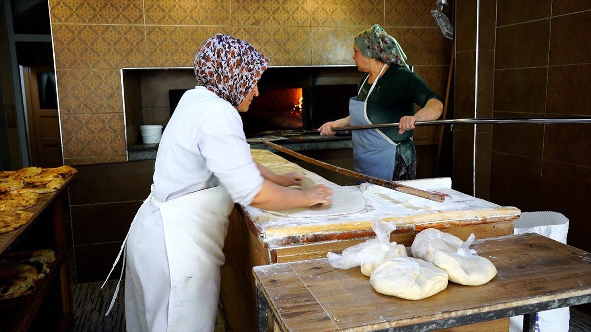 Isparta’da kadınların fırıncılık geleneği “hamursuz ekmeği” ile yaşatılıyor