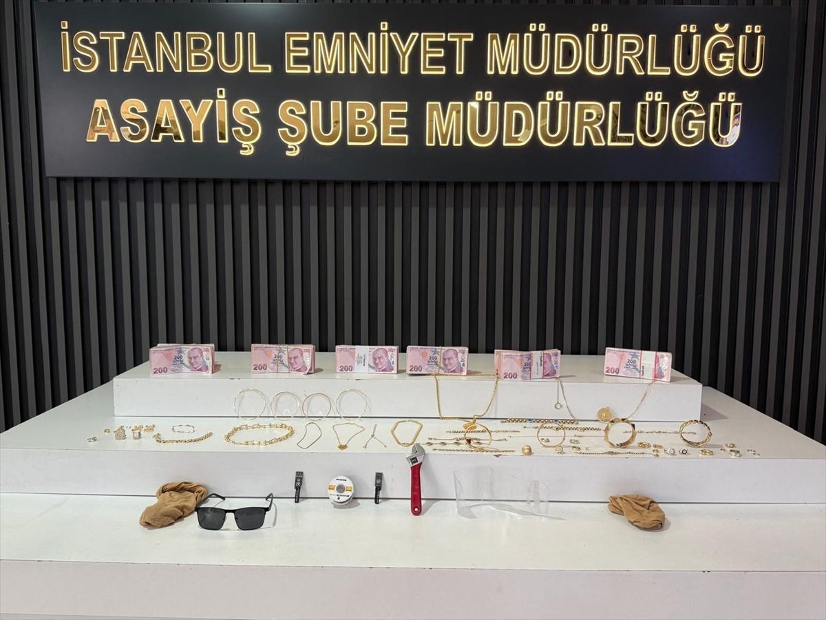 İstanbul’da evlerden milyonlarca liralık hırsızlık yaptıkları öne sürülen 3 şüpheli yakalandı