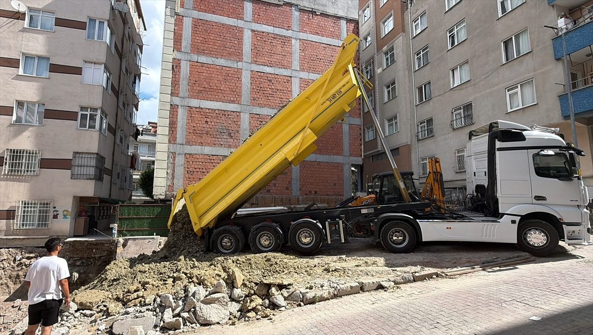 GÜNCELLEME – İstanbul’da inşaat çalışmasında zarar gördüğü gerekçesiyle boşaltılan binada incelemeler sürüyor
