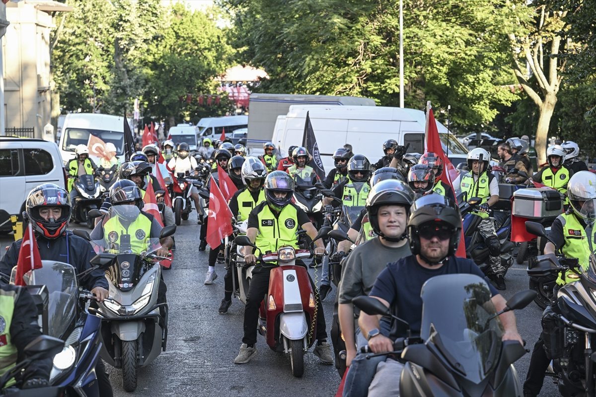 İstanbul’da motosikletçiler 15 Temmuz şehitleri için konvoy oluşturdu