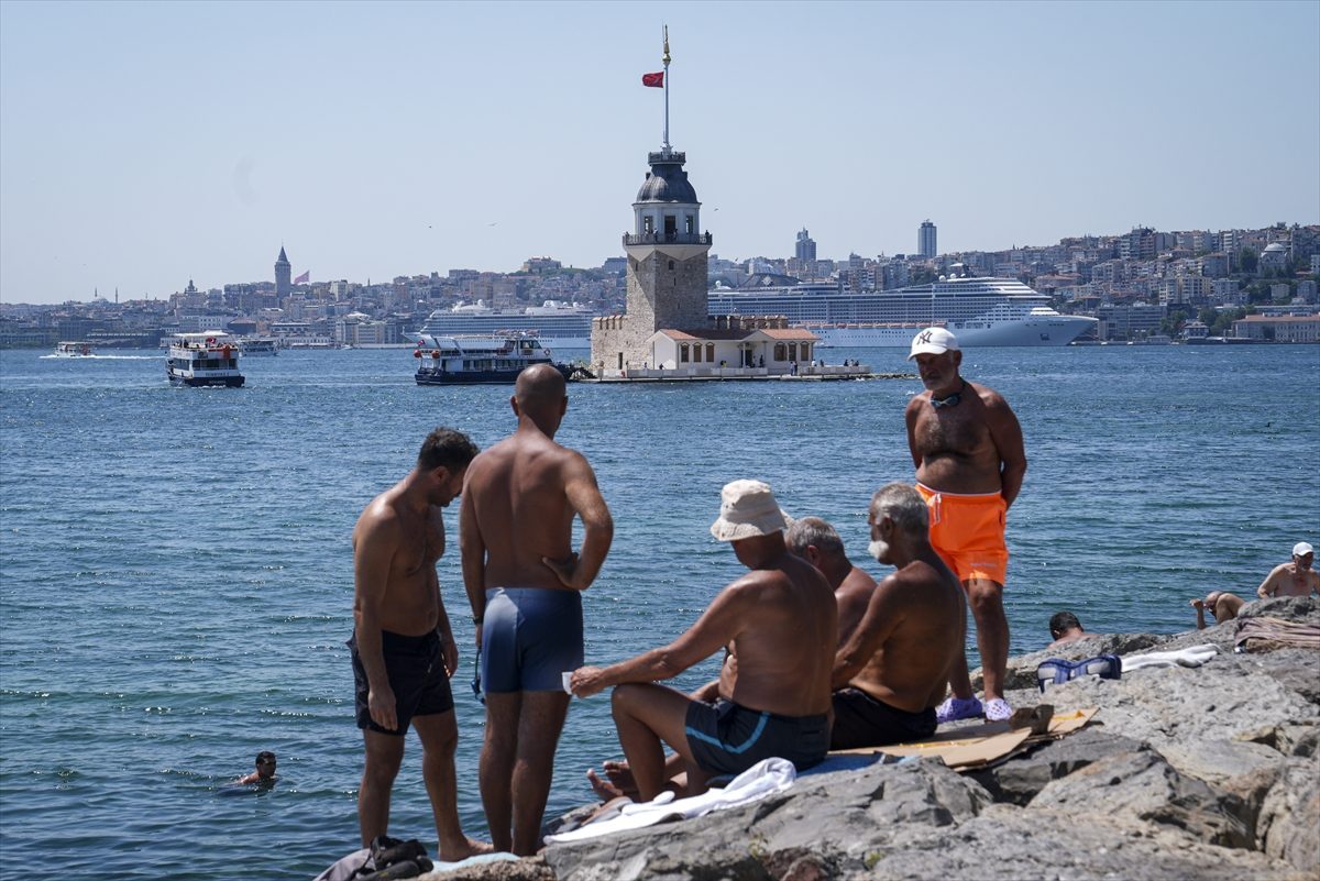 İstanbul’da sıcaktan bunalanlar sahil ve parklara akın etti