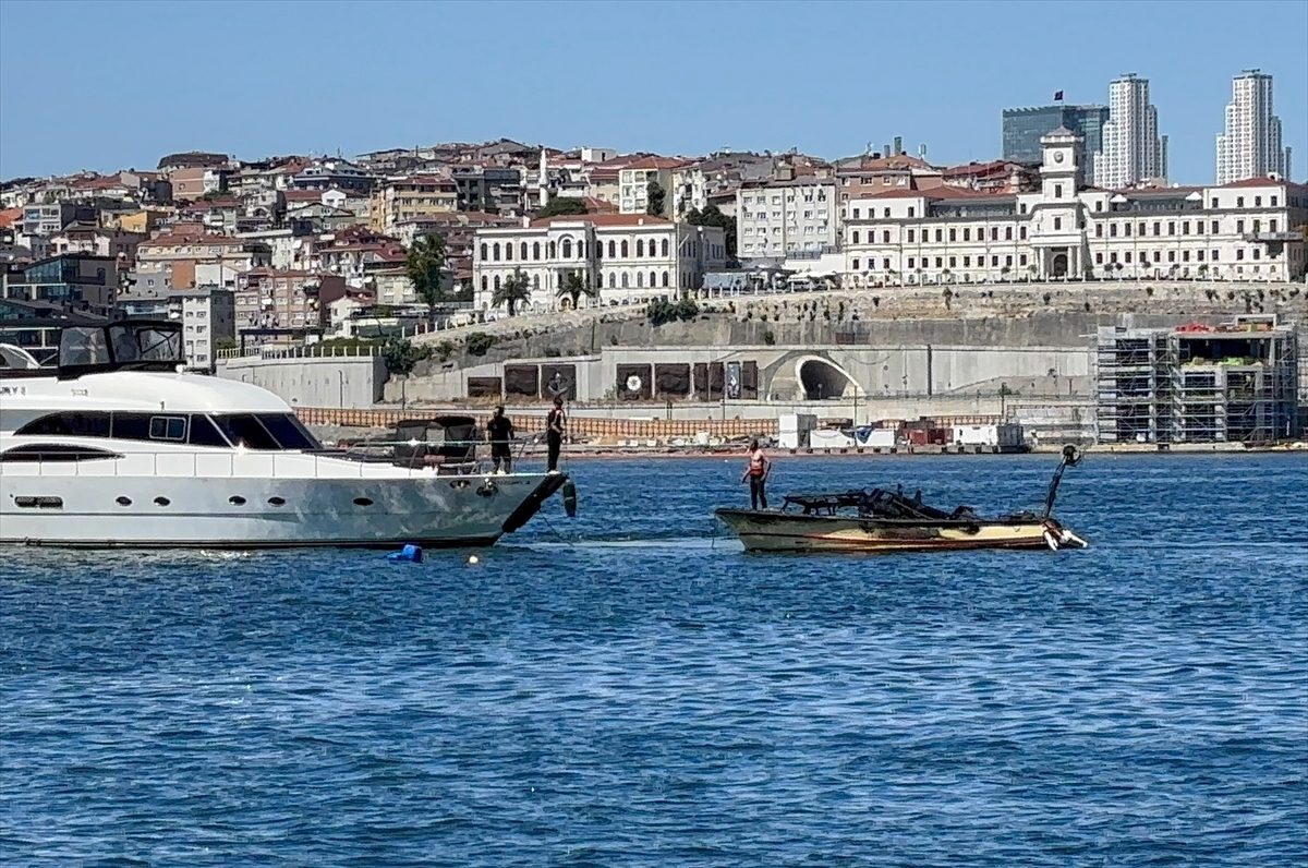 İstanbul’da teknede çıkan yangın söndürüldü