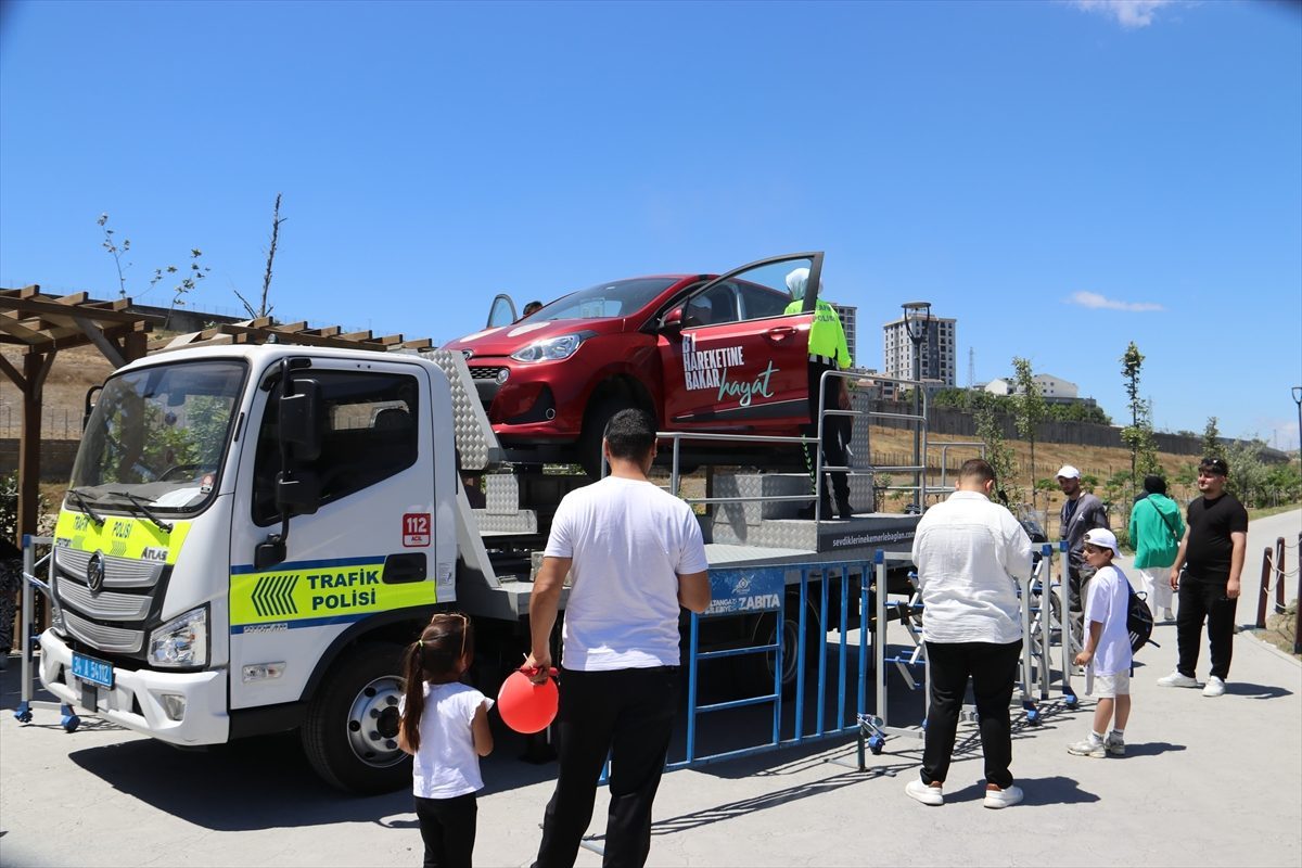 İstanbul’da vatandaşlara simülasyon aracıyla emniyet kemerinin önemi anlatıldı