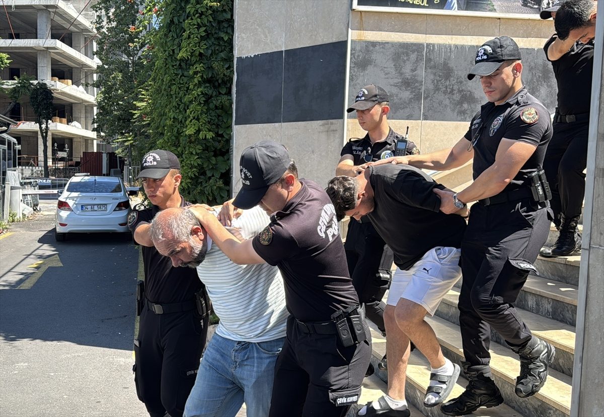 İstanbul’da yaralı olarak hastaneye giderken aracıyla kaza yapan kişinin ölümüne ilişkin 2 zanlı tutuklandı