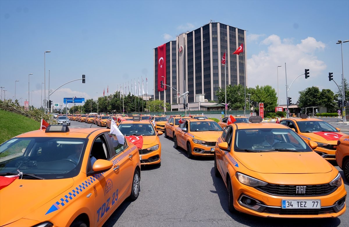 İstanbul’daki taksicilerden 15 Temmuz konvoyu