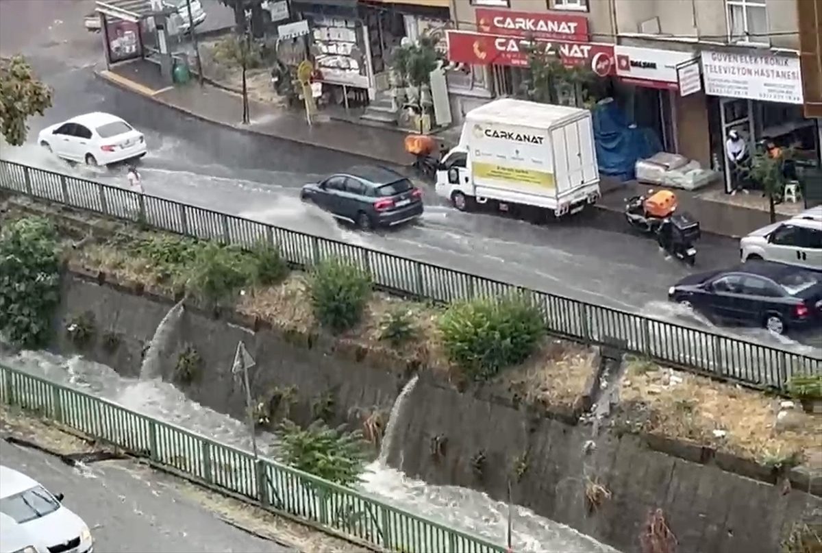 İstanbul’un bazı bölgelerinde gökgürültülü sağanak etkili oluyor