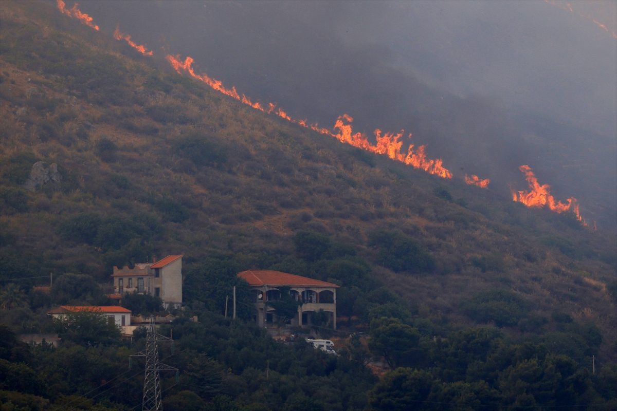 İtalya’da aşırı sıcaklar ve orman yangınlarıyla mücadele ediliyor