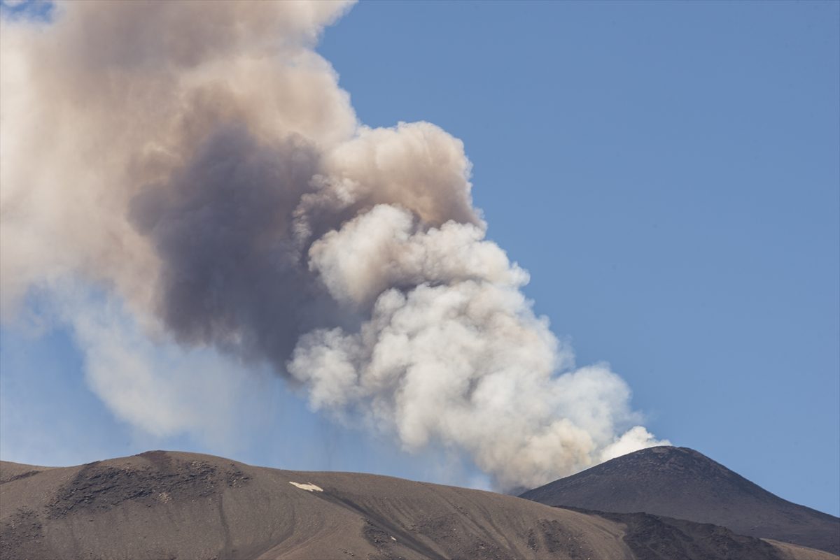 İtalya’da Etna Yanardağı yeniden güçlü şekilde kül püskürttü