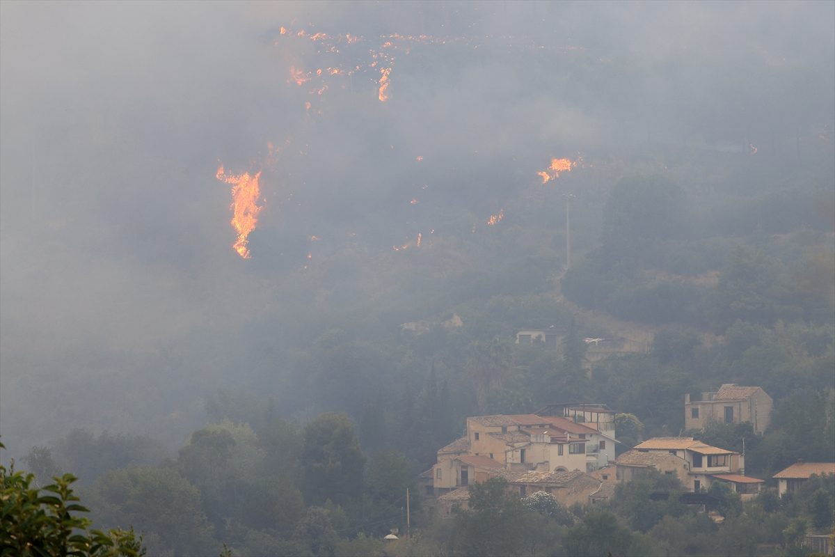 GÜNCELLEME – İtalya’nın Sicilya Adası orman yangınlarıyla mücadele ediyor