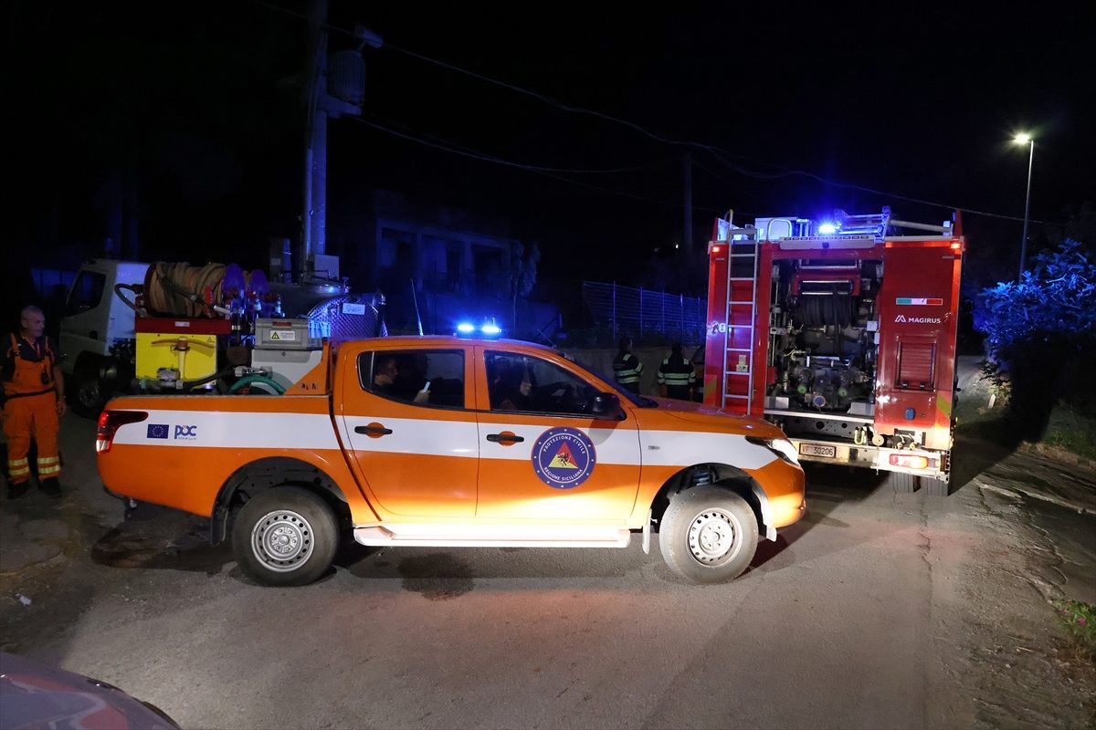 İtalya’nın Sicilya Adası’nda orman yangınlarını söndürme çalışmaları sürüyor