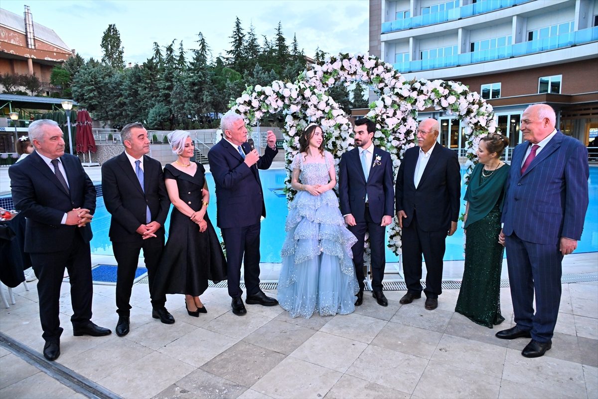 İYİ Parti Genel Başkanı Dervişoğlu, Trabzon Milletvekili Aydın’ın oğlunun nişan törenine katıldı