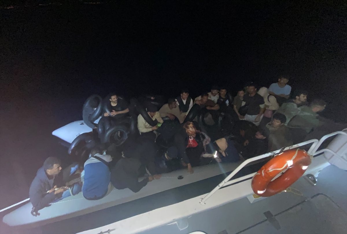 İzmir açıklarında 12 düzensiz göçmen yakalandı, 34 göçmen kurtarıldı