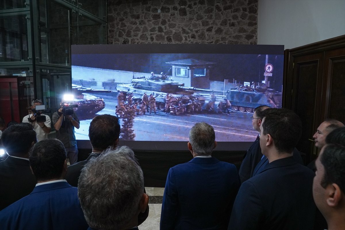 İzmir’de 15 Temmuz Yaşayan Hafıza Merkezi açıldı